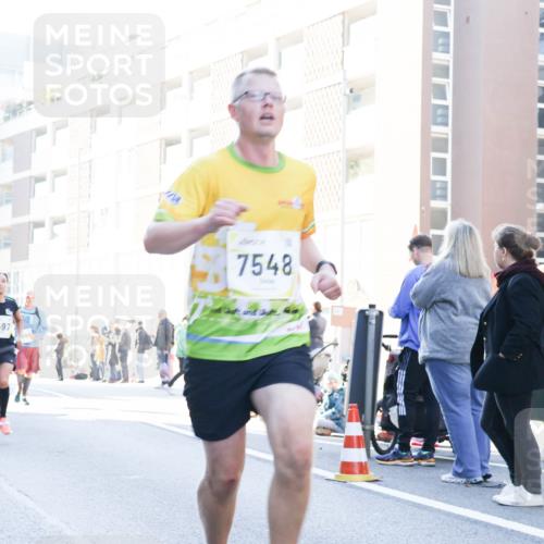 06.10.2024 - 19. swb-Marathon Bremen Matties Gatica Varas http://msf.ph/oto/7362849 06.10.2024 10:40:27 Laufen 7548, 97 meine-sportfotos.de