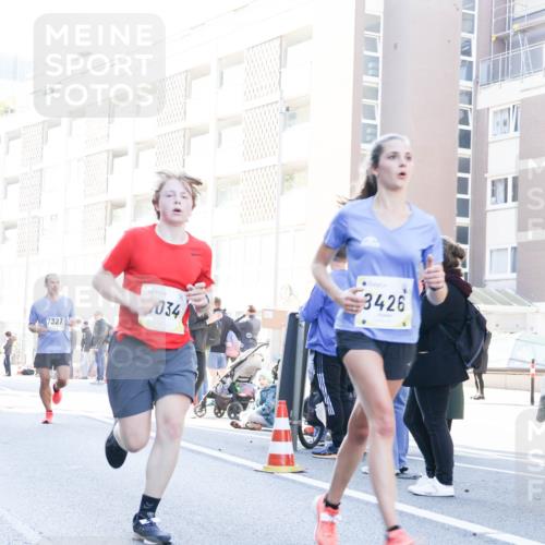 06.10.2024 - 19. swb-Marathon Bremen Matties Gatica Varas http://msf.ph/oto/7363037 06.10.2024 10:40:34 Laufen 7327, 034, 3426 meine-sportfotos.de