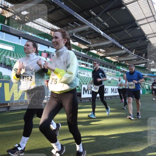 06.10.2024 - 19. swb-Marathon Bremen Yannick Fuchs http://msf.ph/oto/7363198 06.10.2024 10:32:27 Laufen im Stadion 7050, 7087, 7126, 7179, 7189, 7308, 7379, 7382, 7415, 7425, 7457, 7469, 7481, 7482, 7493, 7499, 7551, 7574, 7600, 7637, 7689, 7750, 7846, 7865, 7894, 7975, 8045, 8061, 8111, 8112, 8119, 8132, 8137, 8161, 8162, 8231, 8276, 8317, 8322, 8324, 8325, 8339, 8348, 8359, 8361, 8377, 8431, 8432, 8576, 8584, 8598, 8616, 8641, 8682, 8683, 8700, 8738, 8756, 8759, 8772, 8790, 8822, 8826, 8840, 8867, 8868, 8874, 8934, 8936, 8949, 8964, 9115, 9117 meine-sportfotos.de
