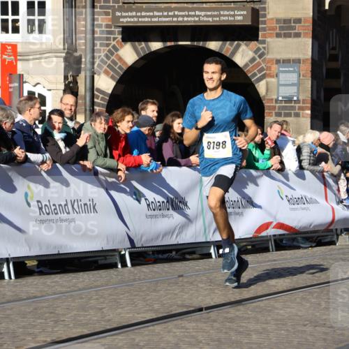 06.10.2024 - 19. swb-Marathon Bremen Strokosch-Dieckow http://msf.ph/oto/7363698 06.10.2024 10:38:22 Ziel 8198, 8792 meine-sportfotos.de