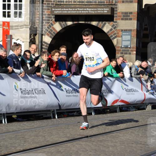 06.10.2024 - 19. swb-Marathon Bremen Strokosch-Dieckow http://msf.ph/oto/7363755 06.10.2024 10:38:32 Ziel 8781, 8792, 8956 meine-sportfotos.de