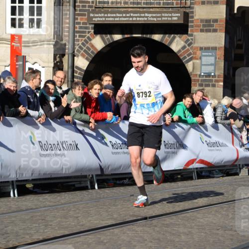 06.10.2024 - 19. swb-Marathon Bremen Strokosch-Dieckow http://msf.ph/oto/7363767 06.10.2024 10:38:32 Ziel 8781, 8792, 8956 meine-sportfotos.de