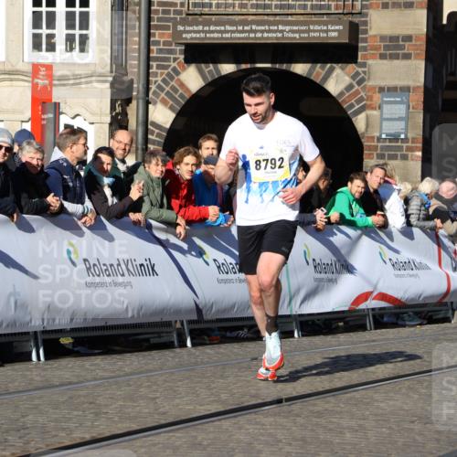 06.10.2024 - 19. swb-Marathon Bremen Strokosch-Dieckow http://msf.ph/oto/7363781 06.10.2024 10:38:32 Ziel 8781, 8792, 8956 meine-sportfotos.de