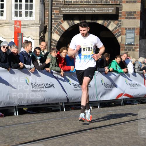 06.10.2024 - 19. swb-Marathon Bremen Strokosch-Dieckow http://msf.ph/oto/7363796 06.10.2024 10:38:32 Ziel 8781, 8792, 8956 meine-sportfotos.de