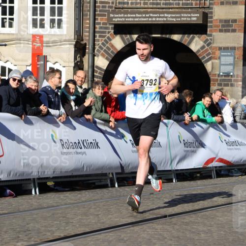 06.10.2024 - 19. swb-Marathon Bremen Strokosch-Dieckow http://msf.ph/oto/7363810 06.10.2024 10:38:32 Ziel 8781, 8792, 8956 meine-sportfotos.de