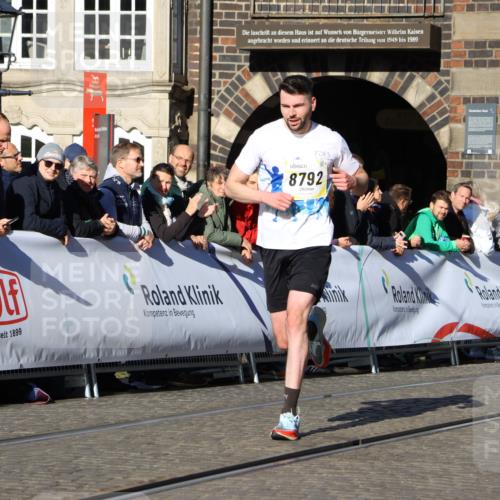 06.10.2024 - 19. swb-Marathon Bremen Strokosch-Dieckow http://msf.ph/oto/7363825 06.10.2024 10:38:32 Ziel 8781, 8792, 8956 meine-sportfotos.de