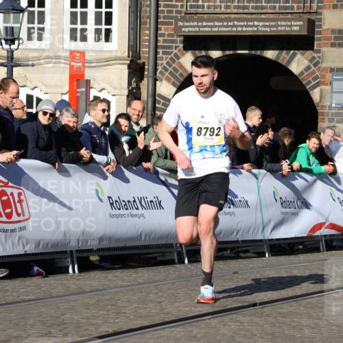 06.10.2024 - 19. swb-Marathon Bremen Strokosch-Dieckow http://msf.ph/oto/7363841 06.10.2024 10:38:32 Ziel 8781, 8792, 8956 meine-sportfotos.de