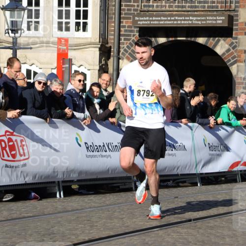 06.10.2024 - 19. swb-Marathon Bremen Strokosch-Dieckow http://msf.ph/oto/7363855 06.10.2024 10:38:32 Ziel 8781, 8792, 8956 meine-sportfotos.de