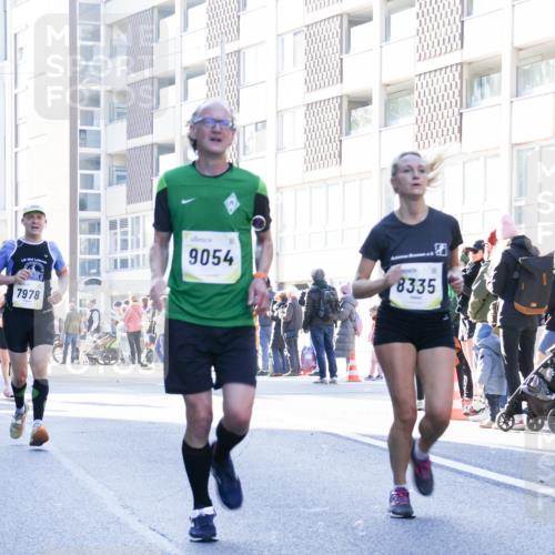 06.10.2024 - 19. swb-Marathon Bremen Matties Gatica Varas http://msf.ph/oto/7363862 06.10.2024 10:41:04 Laufen 7978, 9054, 8335 meine-sportfotos.de