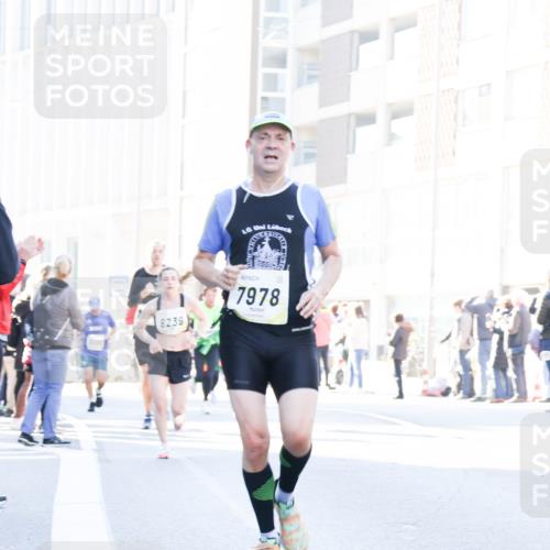 06.10.2024 - 19. swb-Marathon Bremen Matties Gatica Varas http://msf.ph/oto/7363929 06.10.2024 10:41:06 Laufen 8239, 7978 meine-sportfotos.de
