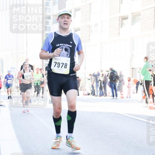 06.10.2024 - 19. swb-Marathon Bremen Matties Gatica Varas http://msf.ph/oto/7363952 06.10.2024 10:41:06 Laufen 8239, 7978 meine-sportfotos.de