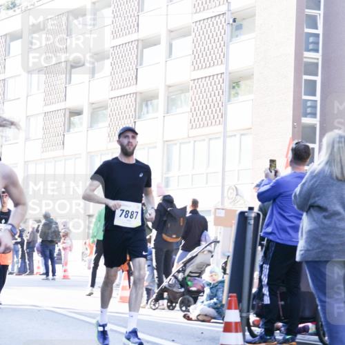 06.10.2024 - 19. swb-Marathon Bremen Matties Gatica Varas http://msf.ph/oto/7364067 06.10.2024 10:41:10 Laufen 5, 7887 meine-sportfotos.de