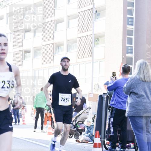 06.10.2024 - 19. swb-Marathon Bremen Matties Gatica Varas http://msf.ph/oto/7364080 06.10.2024 10:41:11 Laufen 239, 7887 meine-sportfotos.de