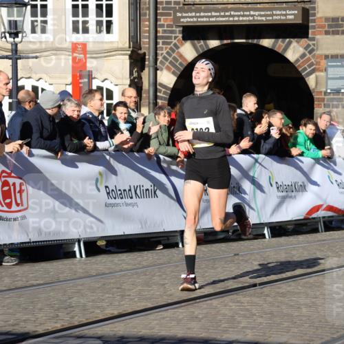 06.10.2024 - 19. swb-Marathon Bremen Strokosch-Dieckow http://msf.ph/oto/7364126 06.10.2024 10:38:59 Ziel 7655, 7993, 9122 meine-sportfotos.de