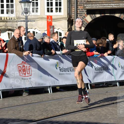 06.10.2024 - 19. swb-Marathon Bremen Strokosch-Dieckow http://msf.ph/oto/7364178 06.10.2024 10:38:59 Ziel 7655, 7993, 9122 meine-sportfotos.de