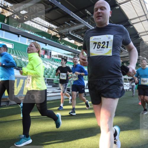 06.10.2024 - 19. swb-Marathon Bremen Yannick Fuchs http://msf.ph/oto/7364211 06.10.2024 10:34:37 Laufen im Stadion 7048, 7156, 7204, 7221, 7223, 7242, 7255, 7262, 7307, 7335, 7352, 7377, 7383, 7395, 7413, 7436, 7443, 7446, 7502, 7507, 7532, 7587, 7679, 7680, 7722, 7745, 7757, 7772, 7773, 7775, 7844, 7864, 7909, 7910, 7918, 7926, 7929, 7954, 7971, 7980, 7981, 7987, 8017, 8027, 8085, 8107, 8115, 8118, 8122, 8152, 8166, 8203, 8229, 8246, 8270, 8283, 8363, 8398, 8472, 8494, 8495, 8496, 8539, 8541, 8542, 8550, 8572, 8644, 8670, 8678, 8736, 8839, 8848, 9015 meine-sportfotos.de
