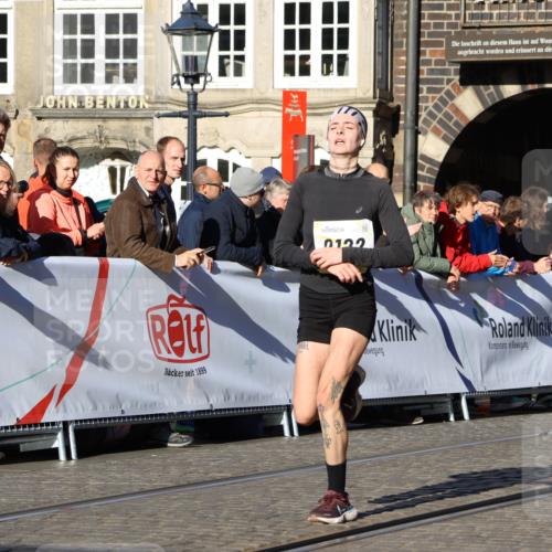 06.10.2024 - 19. swb-Marathon Bremen Strokosch-Dieckow http://msf.ph/oto/7364225 06.10.2024 10:38:59 Ziel 7655, 7993, 9122 meine-sportfotos.de