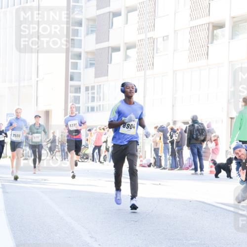 06.10.2024 - 19. swb-Marathon Bremen Matties Gatica Varas http://msf.ph/oto/7364313 06.10.2024 10:41:17 Laufen 8075, 7508, 9110, 8376, 8904 meine-sportfotos.de