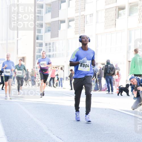 06.10.2024 - 19. swb-Marathon Bremen Matties Gatica Varas http://msf.ph/oto/7364333 06.10.2024 10:41:17 Laufen 7508, 9110, 83, 8904 meine-sportfotos.de