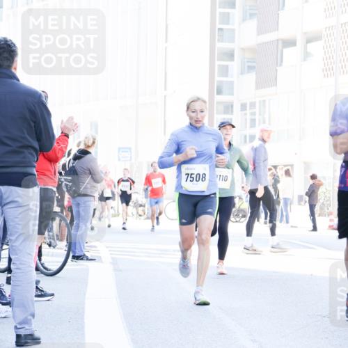 06.10.2024 - 19. swb-Marathon Bremen Matties Gatica Varas http://msf.ph/oto/7364457 06.10.2024 10:41:20 Laufen 7571, 8996, 8997, 7508, 110 meine-sportfotos.de