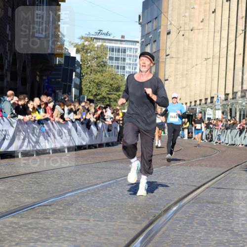 06.10.2024 - 19. swb-Marathon Bremen Strokosch-Dieckow http://msf.ph/oto/7364483 06.10.2024 10:39:14 Ziel 7157, 7993, 8275, 8466, 9033 meine-sportfotos.de