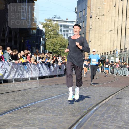 06.10.2024 - 19. swb-Marathon Bremen Strokosch-Dieckow http://msf.ph/oto/7364500 06.10.2024 10:39:15 Ziel 7157, 7993, 8275, 8466, 9033 meine-sportfotos.de