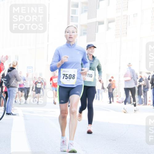 06.10.2024 - 19. swb-Marathon Bremen Matties Gatica Varas http://msf.ph/oto/7364521 06.10.2024 10:41:22 Laufen 8870, 8996, 6997, 7508, 710 meine-sportfotos.de