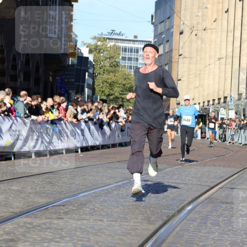 06.10.2024 - 19. swb-Marathon Bremen Strokosch-Dieckow http://msf.ph/oto/7364529 06.10.2024 10:39:15 Ziel 7157, 7993, 8275, 8466, 9033 meine-sportfotos.de