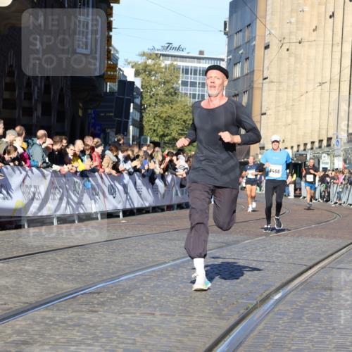 06.10.2024 - 19. swb-Marathon Bremen Strokosch-Dieckow http://msf.ph/oto/7364549 06.10.2024 10:39:15 Ziel 7157, 7993, 8275, 8466, 9033 meine-sportfotos.de