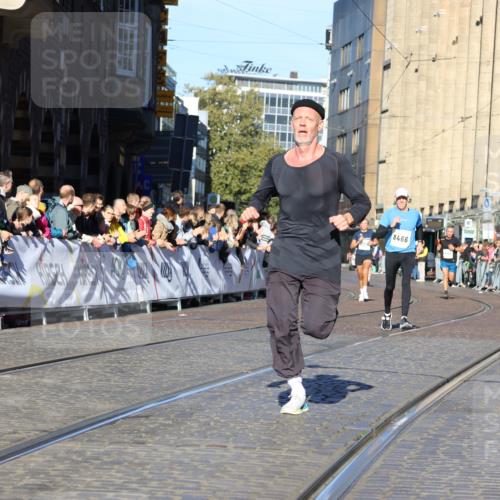 06.10.2024 - 19. swb-Marathon Bremen Strokosch-Dieckow http://msf.ph/oto/7364579 06.10.2024 10:39:15 Ziel 7157, 7993, 8275, 8466, 9033 meine-sportfotos.de