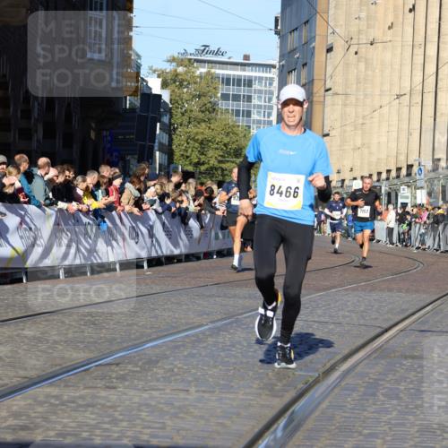 06.10.2024 - 19. swb-Marathon Bremen Strokosch-Dieckow http://msf.ph/oto/7364636 06.10.2024 10:39:18 Ziel 7105, 7157, 8275, 8466, 9033 meine-sportfotos.de