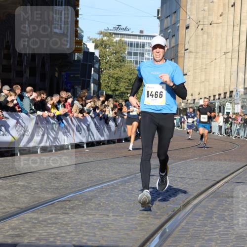 06.10.2024 - 19. swb-Marathon Bremen Strokosch-Dieckow http://msf.ph/oto/7364671 06.10.2024 10:39:18 Ziel 7105, 7157, 8275, 8466, 9033 meine-sportfotos.de