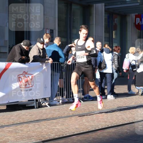 06.10.2024 - 19. swb-Marathon Bremen Strokosch-Dieckow http://msf.ph/oto/7364689 06.10.2024 10:26:43 Laufen 8349, 8395 meine-sportfotos.de