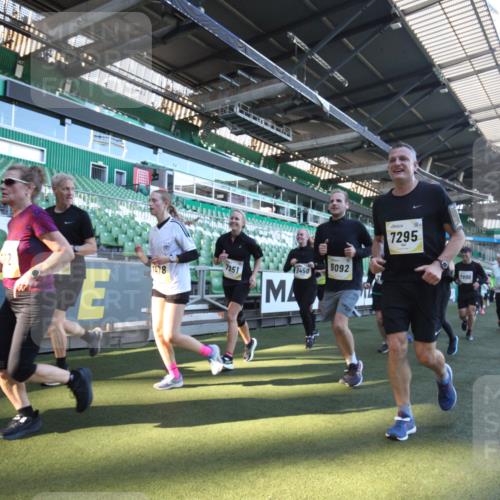 06.10.2024 - 19. swb-Marathon Bremen Yannick Fuchs http://msf.ph/oto/7364739 06.10.2024 10:35:15 Laufen im Stadion 7034, 7035, 7042, 7138, 7155, 7162, 7204, 7226, 7251, 7258, 7266, 7295, 7321, 7335, 7341, 7353, 7428, 7443, 7468, 7478, 7479, 7490, 7644, 7690, 7699, 7772, 7773, 7829, 7830, 7863, 7864, 7899, 7900, 7902, 7904, 7923, 7932, 7955, 8073, 8074, 8088, 8121, 8144, 8152, 8183, 8191, 8225, 8366, 8370, 8378, 8409, 8410, 8421, 8429, 8449, 8450, 8506, 8509, 8539, 8588, 8589, 8595, 8698, 8760, 8799, 8848, 8952, 9029 meine-sportfotos.de