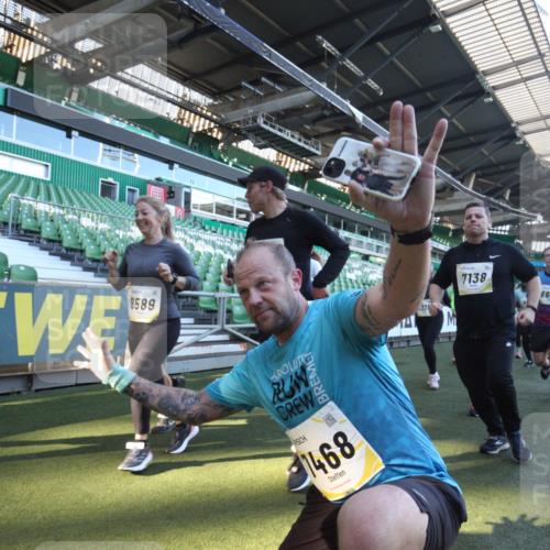 06.10.2024 - 19. swb-Marathon Bremen Yannick Fuchs http://msf.ph/oto/7364796 06.10.2024 10:35:18 Laufen im Stadion 7034, 7035, 7042, 7138, 7155, 7162, 7204, 7226, 7251, 7258, 7266, 7295, 7321, 7335, 7341, 7353, 7428, 7468, 7478, 7479, 7490, 7644, 7690, 7699, 7772, 7773, 7829, 7830, 7863, 7864, 7899, 7900, 7902, 7904, 7923, 7932, 7955, 7967, 8073, 8074, 8088, 8121, 8144, 8183, 8191, 8225, 8366, 8370, 8378, 8409, 8410, 8421, 8429, 8449, 8450, 8506, 8509, 8588, 8589, 8595, 8698, 8760, 8799, 8952, 9029 meine-sportfotos.de