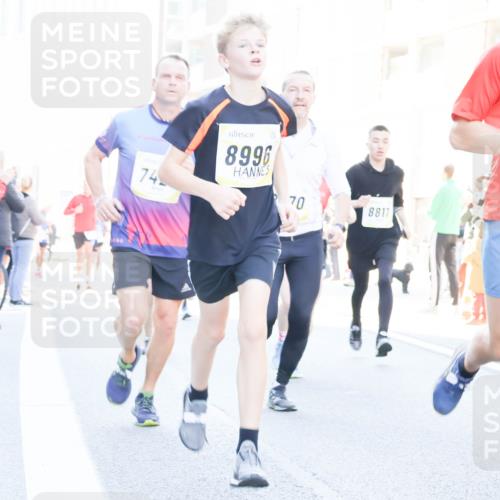 06.10.2024 - 19. swb-Marathon Bremen Matties Gatica Varas http://msf.ph/oto/7364808 06.10.2024 10:41:32 Laufen 74, 8996, 70, 8817 meine-sportfotos.de