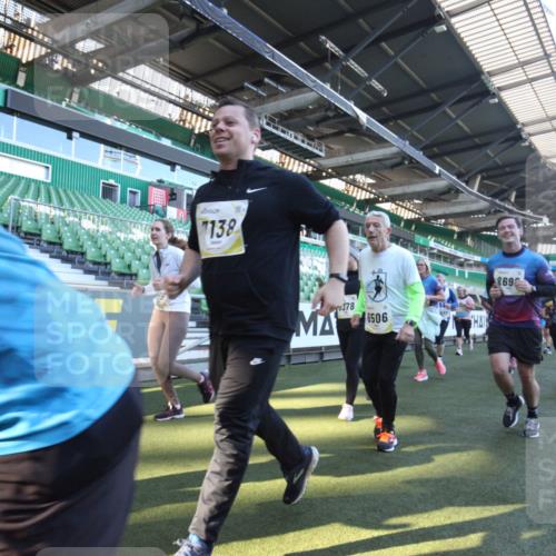 06.10.2024 - 19. swb-Marathon Bremen Yannick Fuchs http://msf.ph/oto/7364819 06.10.2024 10:35:19 Laufen im Stadion 7034, 7035, 7042, 7138, 7155, 7162, 7204, 7226, 7251, 7258, 7266, 7295, 7321, 7335, 7341, 7353, 7428, 7468, 7478, 7479, 7490, 7644, 7690, 7699, 7772, 7773, 7829, 7830, 7863, 7864, 7899, 7900, 7902, 7904, 7923, 7932, 7955, 7967, 8073, 8074, 8088, 8121, 8144, 8183, 8191, 8225, 8366, 8370, 8378, 8409, 8410, 8421, 8429, 8449, 8450, 8506, 8509, 8588, 8589, 8595, 8698, 8760, 8799, 8952, 9029 meine-sportfotos.de