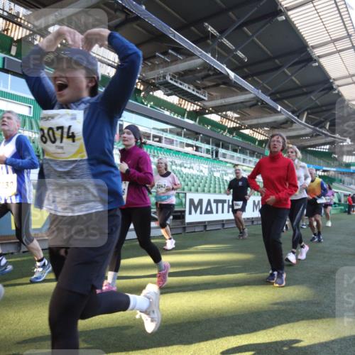 06.10.2024 - 19. swb-Marathon Bremen Yannick Fuchs http://msf.ph/oto/7364870 06.10.2024 10:35:22 Laufen im Stadion 7034, 7035, 7042, 7138, 7155, 7162, 7226, 7251, 7258, 7266, 7295, 7321, 7341, 7353, 7393, 7428, 7468, 7478, 7479, 7490, 7644, 7690, 7699, 7829, 7830, 7863, 7899, 7900, 7902, 7904, 7923, 7932, 7955, 7967, 8073, 8074, 8088, 8121, 8144, 8183, 8191, 8225, 8366, 8370, 8378, 8409, 8410, 8421, 8429, 8449, 8450, 8506, 8509, 8588, 8589, 8595, 8698, 8760, 8799, 8952, 9029 meine-sportfotos.de