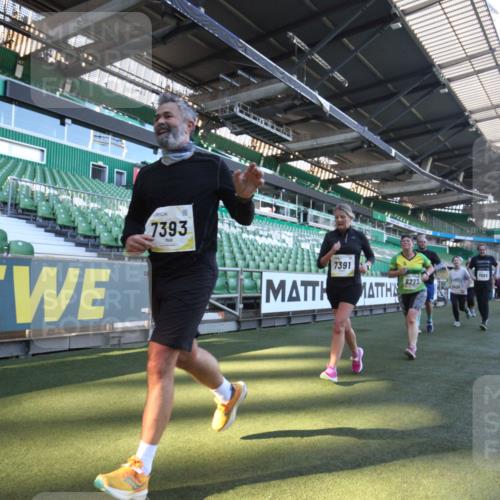 06.10.2024 - 19. swb-Marathon Bremen Yannick Fuchs http://msf.ph/oto/7365057 06.10.2024 10:35:51 Laufen im Stadion 7018, 7020, 7167, 7182, 7341, 7353, 7391, 7393, 7428, 7460, 7462, 7514, 7515, 7522, 7573, 7609, 7610, 7639, 7667, 7686, 7694, 7724, 7878, 7904, 7907, 7937, 7945, 7967, 7969, 7977, 8096, 8121, 8131, 8191, 8212, 8265, 8273, 8367, 8421, 8425, 8462, 8483, 8486, 8530, 8562, 8582, 8595, 8638, 8668, 8675, 8685, 8704, 8787, 8818, 8837, 8914, 8920, 8940, 8941, 8952, 8957, 9017, 9029, 9128, 9666 meine-sportfotos.de