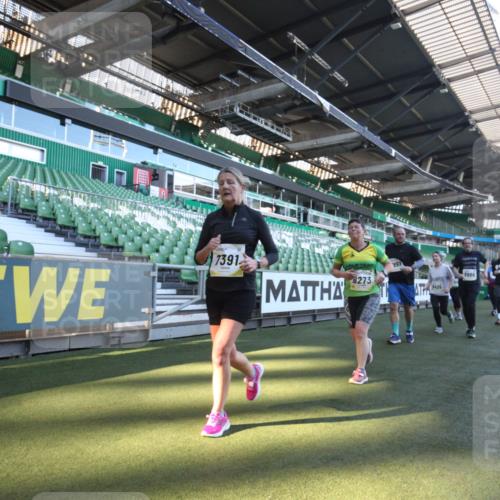 06.10.2024 - 19. swb-Marathon Bremen Yannick Fuchs http://msf.ph/oto/7365064 06.10.2024 10:35:52 Laufen im Stadion 7018, 7020, 7167, 7182, 7341, 7353, 7391, 7393, 7428, 7460, 7462, 7514, 7515, 7522, 7573, 7609, 7610, 7639, 7667, 7686, 7694, 7724, 7878, 7904, 7907, 7937, 7945, 7967, 7969, 7977, 8096, 8121, 8131, 8191, 8212, 8265, 8273, 8367, 8421, 8425, 8462, 8483, 8486, 8530, 8562, 8582, 8595, 8638, 8668, 8675, 8685, 8704, 8787, 8818, 8837, 8914, 8920, 8940, 8941, 8952, 8957, 9017, 9029, 9128, 9666 meine-sportfotos.de