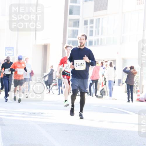 06.10.2024 - 19. swb-Marathon Bremen Matties Gatica Varas http://msf.ph/oto/7365811 06.10.2024 10:42:09 Laufen 87, 772, 7717, 8460 meine-sportfotos.de