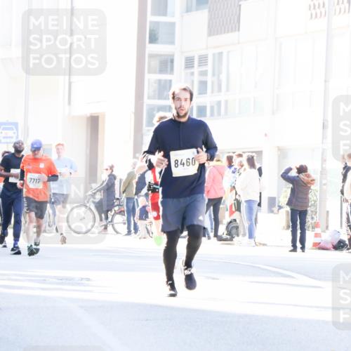 06.10.2024 - 19. swb-Marathon Bremen Matties Gatica Varas http://msf.ph/oto/7365830 06.10.2024 10:42:09 Laufen 8460, 7717 meine-sportfotos.de
