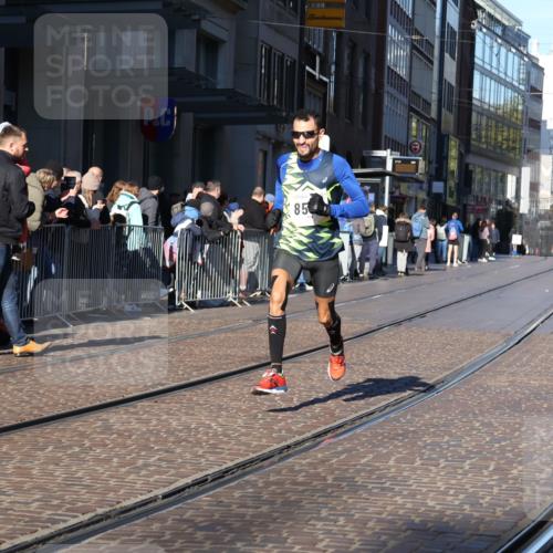 06.10.2024 - 19. swb-Marathon Bremen Strokosch-Dieckow http://msf.ph/oto/7366027 06.10.2024 10:31:03 Laufen 8499, 8500 meine-sportfotos.de