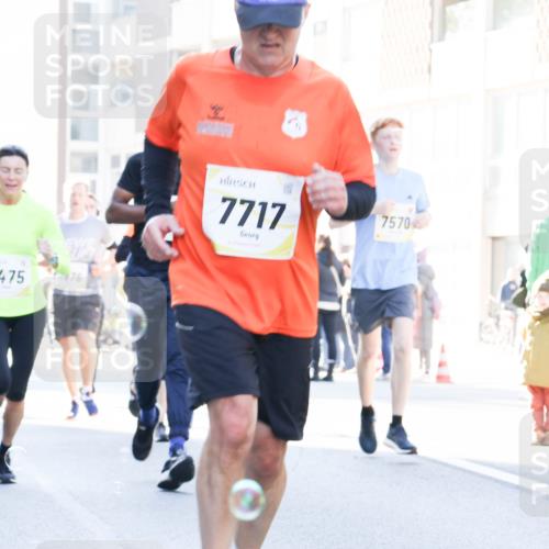 06.10.2024 - 19. swb-Marathon Bremen Matties Gatica Varas http://msf.ph/oto/7366108 06.10.2024 10:42:19 Laufen 475, 2476, 7717, 7570 meine-sportfotos.de