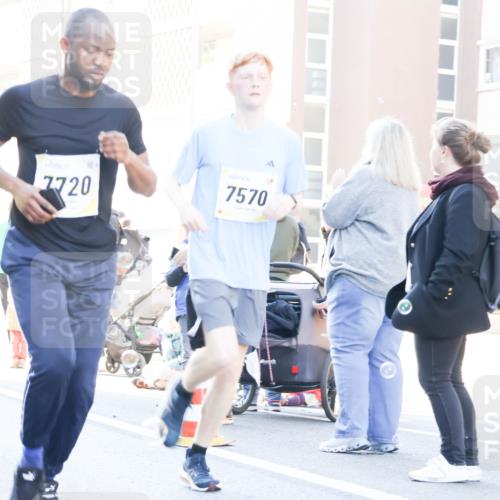 06.10.2024 - 19. swb-Marathon Bremen Matties Gatica Varas http://msf.ph/oto/7366185 06.10.2024 10:42:21 Laufen 7720, 7570 meine-sportfotos.de