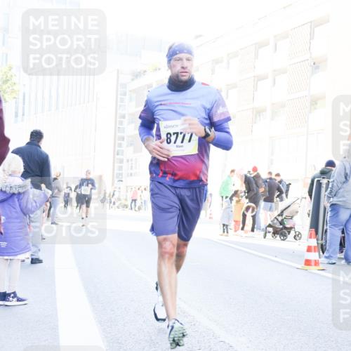 06.10.2024 - 19. swb-Marathon Bremen Matties Gatica Varas http://msf.ph/oto/7366695 06.10.2024 10:42:33 Laufen 8852, 24, 8777 meine-sportfotos.de