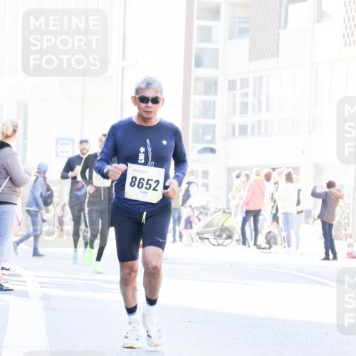 06.10.2024 - 19. swb-Marathon Bremen Matties Gatica Varas http://msf.ph/oto/7366732 06.10.2024 10:42:36 Laufen 8652 meine-sportfotos.de