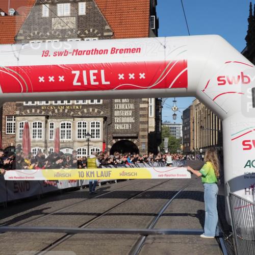 06.10.2024 - 19. swb-Marathon Bremen Luisa Fischer http://msf.ph/oto/7366859 06.10.2024 10:25:58 Ziel 8667 meine-sportfotos.de