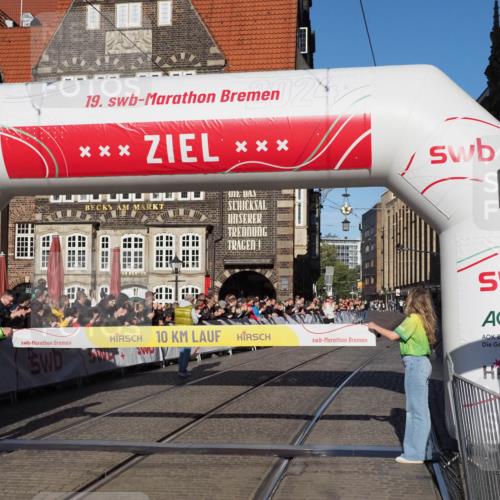 06.10.2024 - 19. swb-Marathon Bremen Luisa Fischer http://msf.ph/oto/7366880 06.10.2024 10:25:58 Ziel 8667 meine-sportfotos.de