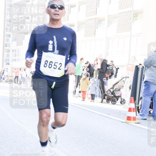 06.10.2024 - 19. swb-Marathon Bremen Matties Gatica Varas http://msf.ph/oto/7366902 06.10.2024 10:42:39 Laufen 8652 meine-sportfotos.de